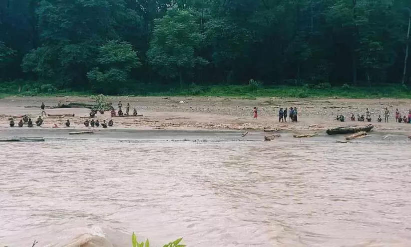 ര​ക്ഷാ​പ്ര​വ​ര്‍ത്ത​നം ന​ട​ക്കു​ന്ന ചാ​ലി​യാ​ര്‍ പു​ഴ​യു​ടെ വാ​ണി​യം​പു​ഴ ഭാ​ഗ​ത്ത് പു​ഴ​യേ​ാര​ത്ത് കാ​ത്തു​നി​ല്‍ക്കു​ന്ന ആ​ദി​വാ​സി​ക​ള്‍