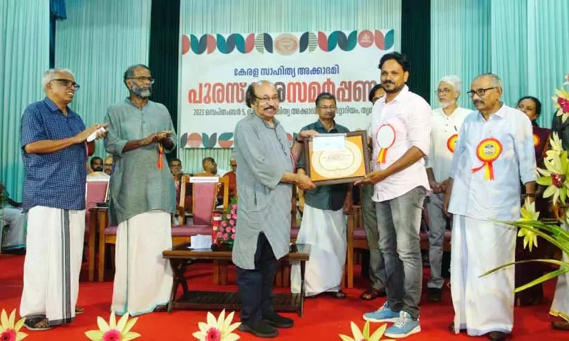 2023ലെ ​കേ​ര​ള​ സാ​ഹി​ത്യ അ​ക്കാ​ദ​മി​യു​ടെ ജി.​എ​ൻ. പി​ള്ള എ​ൻ​ഡോ​വ്മെ​ന്റ്  സച്ചിദാനന്ദനിൽനിന്ന്​ വിനിൽ പോൾ ഏറ്റുവാങ്ങുന്നു