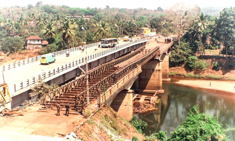 പ​മ്പാ​ന​ദി​ക്ക്​ കു​റു​കെ റാ​ന്നി വ​ലി​യ പാ​ല​ത്തി​ൽ പ​ണി​ത ബെ​യ്​​ലി പാ​ലം (ഫ​യ​ൽ ചി​ത്രം)