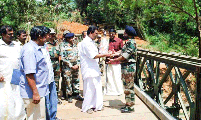 ശ​ബ​രി​മ​ല സ​ന്നി​ധാ​ന​ത്ത് ബെ​യ്‌​ലി പാ​ലം നി​ർ​മി​ച്ച മ​ദ്രാ​സ് എ​ൻ​ജി​നീ​യ​ർ ഗ്രൂ​പ് ഓ​ഫ് ഇ​ന്ത്യ​ൻ ആ​ർ​മി ക​മാ​ൻ​ഡ​ന്‍റ്​ ബ്രി​ഗേ​ഡി​യ​ർ ഗു​ർ​ദീ​പ് സി​ങ്ങി​നെ​യും സൈ​നി​ക​രെ​യും ആ​ന്‍റോ ആ​ന്‍റ​ണി എം.​പി അ​നു​മോ​ദി​ക്കു​ന്നു (ഫ​യ​ൽ ചി​ത്രം)