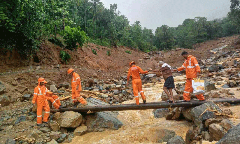 അഗ്നിരക്ഷാ സേന ദുരിത ബാധിതരെ ക്യാമ്പുകളിലേക്ക് മാറ്റുന്നു