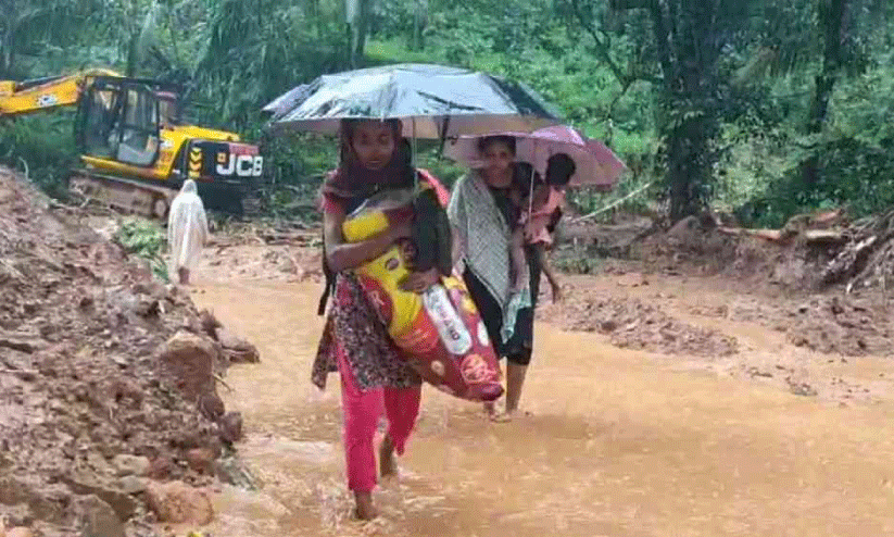 വിലങ്ങാട് ഉരുൾപൊട്ടൽ മേഖലയിൽനിന്ന് വീടൊഴിഞ്ഞുപോകുന്ന കുടുംബങ്ങൾ