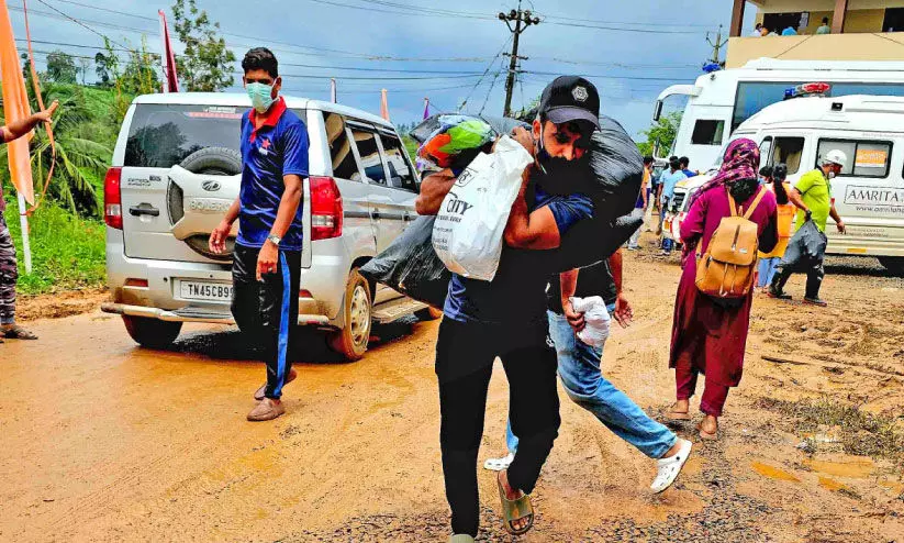 പ്രതിസന്ധികൾ താണ്ടി..... മേപ്പാടി ഗവ. എച്ച്.എസ്.എസിലെ ദുരിതാശ്വാസ ക്യാമ്പിലേക്ക് അവശ്യസാധങ്ങൾ തോളിലേറ്റി എത്തിക്കുന്ന സന്നദ്ധ പ്രവർത്തകൻ. ദുരന്തം നടന്ന രാത്രി മുതൽ നിശ്ശബ്ദമായി രക്ഷാപ്രവർത്തനങ്ങൾ നടത്തുന്ന ആയിരക്കണക്കിന് ആളുകളാണ് മുണ്ടക്കൈ മുതൽ മേപ്പാടി  വരെ വിവിധയിടങ്ങളിൽ രാപ്പകലില്ലാതെ സേവനം ചെയ്യുന്നത് 	-ബിമൽ തമ്പി