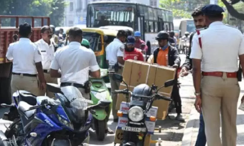 ന​ഗ​ര​ത്തി​ൽ ഭാ​ര​മേ​റി​യ വാ​ഹ​ന​ങ്ങ​ൾ​ക്ക് നി​യ​ന്ത്ര​ണം