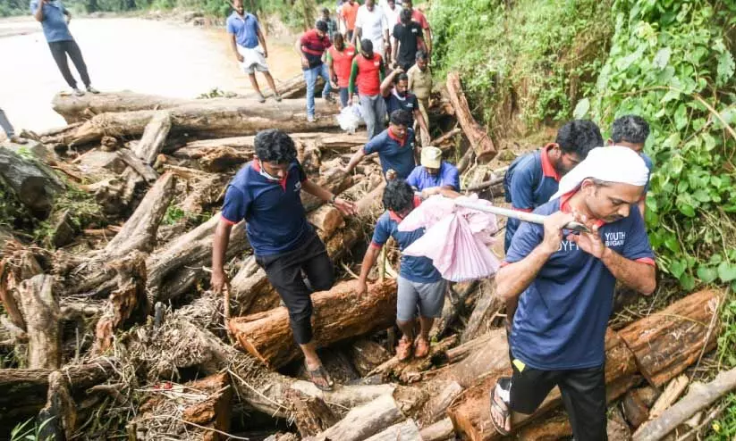 നി​ല​മ്പൂ​ർ വ​ന​ത്തി​നു​ള്ളി​ൽ ന​ട​ത്തി​യ തി​ര​ച്ചി​ലി​ൽ ല​ഭി​ച്ച മൃ​ത​ദേ​ഹം പോ​ത്തു​ക​ല്ല് മു​ണ്ടേ​രി ഫാ​മി​ന് സ​മീ​പ​മെ​ത്തി​ച്ച​പ്പോ​ൾ