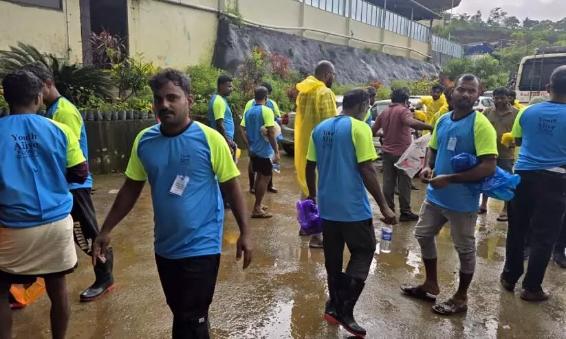 യൂത്ത് അലൈവ് വളണ്ടിയർമാർ സന്നദ്ധ പ്രവർത്തനത്തിനിടെ