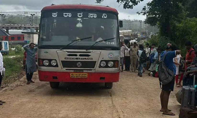 മ​ണ്ണി​ടി​ച്ചി​ലി​നെ തു​ട​ർ​ന്ന് ട്രെ​യി​ൻ റ​ദ്ദാ​ക്കി​യ​തോ​ടെ യാ​ത്ര​ക്കാ​രെ ബ​സി​ൽ ക​യ​റ്റി​വി​ടു​ന്നു