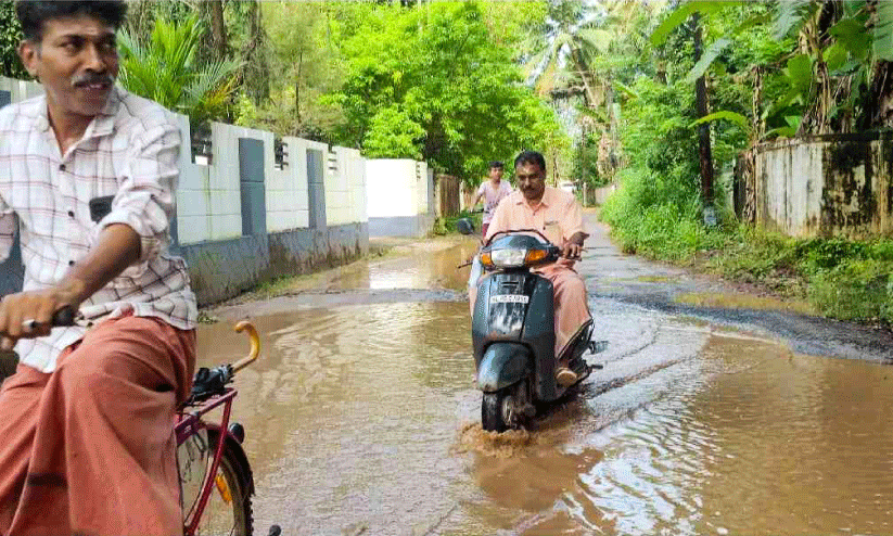 വാമനമൂർത്തി ക്ഷേത്രം റോഡ് ചളിക്കുണ്ടായി; യാത്രക്കാർ ദുരിതത്തിൽ