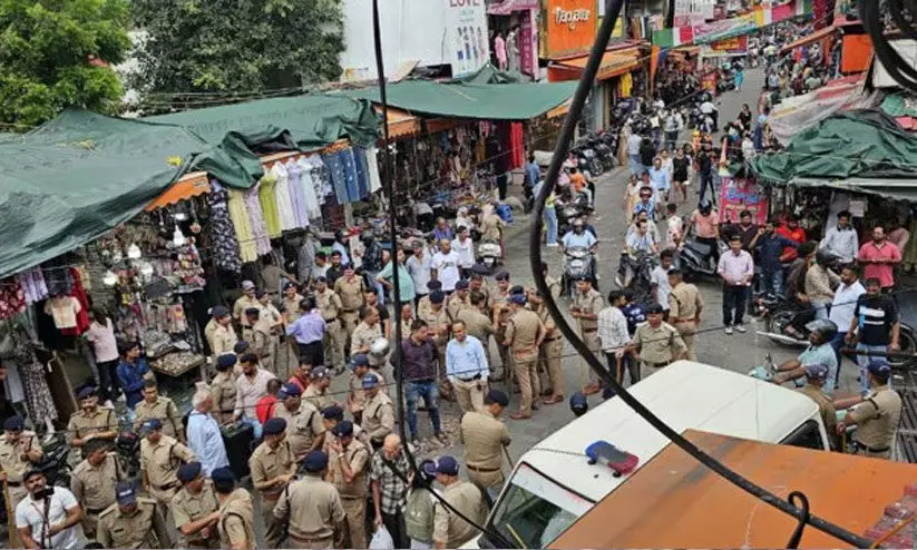 ഷോപ് ജീവനക്കാരൻ മോശമായി പെരുമാറിയെന്ന് പരാതി: ഡെറാഡൂണിൽ ന്യൂനപക്ഷ വിഭാഗക്കാരായ 120 കടയുടമകളെ കസ്റ്റഡിയിലെടുത്ത് പൊലീസ്