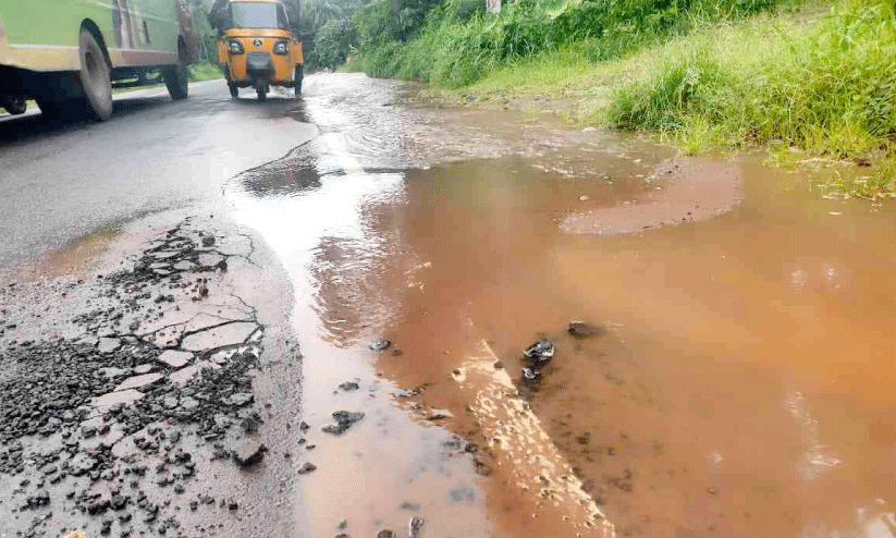 സംസ്ഥാന പാതയിൽ ജലവിതരണ പൈപ്പ് പൊട്ടി; പുതിയ റോഡ് വീണ്ടും തകർന്നു