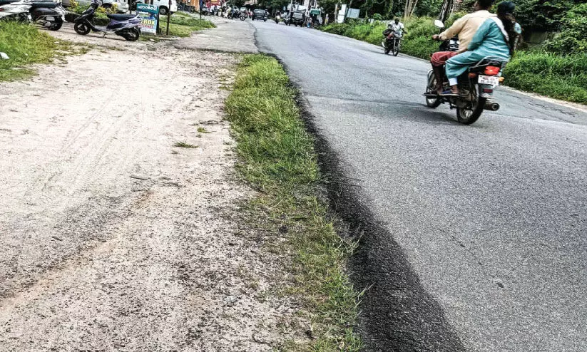 റോഡരികിലെ നിരപ്പ് വ്യത്യാസം; അപകടമൊഴിയാതെ പെരുവെമ്പ്