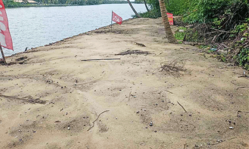 ക​ണ്ട​ശ്ശാം​ക​ട​വ് മാ​മ്പു​ള്ളി​യി​ൽ ക​നോ​ലി പു​ഴ കൈ​യേ​റ്റം ത​കൃ​തി