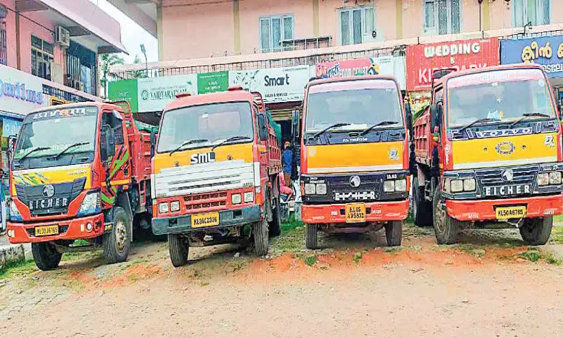 അ​ന​ധി​കൃ​ത മ​ണ്ണ് ഖ​ന​നം: നാ​ല് ടി​പ്പ​റു​ക​ൾ പി​ടി​യി​ൽ