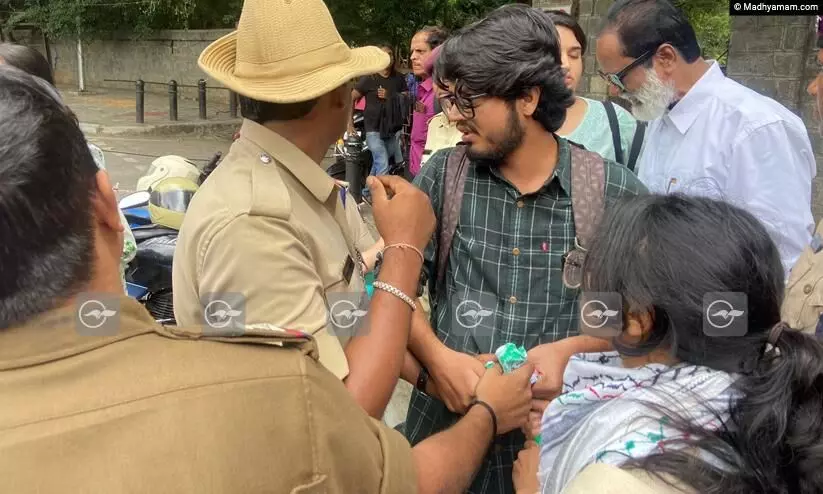 ഇന്ത്യ-ഇസ്രായേൽ ബിസിനസ് സമ്മിറ്റ് വേദിക്ക് മുന്നിൽ പ്രതി​ഷേധം; ഫലസ്തീൻ പതാക പിടിച്ചെടുത്തു, കാമ്പസിൽ ഇസ്രായേൽ പതാക ഉയർത്തി