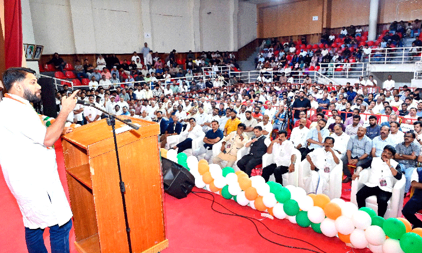 ഷാ​ഫി പ​റ​മ്പി​ൽ എം.​പി സം​സാ​രി​ക്കു​ന്നു