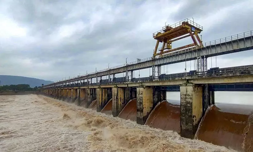 ഡാമുകളിലെ വെള്ളം തുറന്നുവിടുന്നതിലെ തർക്കം; ബംഗാൾ ഉദ്യോഗസ്ഥന് രാജി വെക്കാനാവില്ലെന്ന് ദാമോദർ വാലി കോർപ്പറേഷൻ