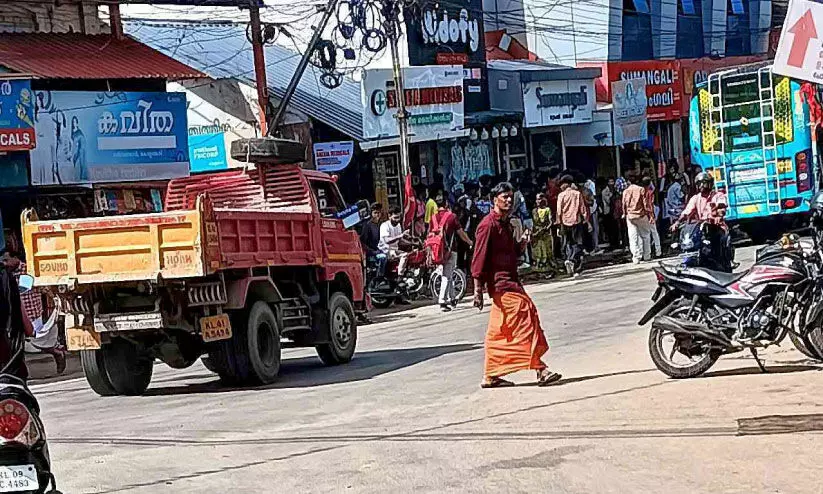 സ്കൂ​ൾ സ​മ​യ​ങ്ങ​ളി​ൽ ചീറിപ്പാഞ്ഞ് ടി​പ്പ​ർ ലോ​റികൾ; ക​ണ്ണ​ട​ച്ച് അ​ധി​കൃ​ത​ർ