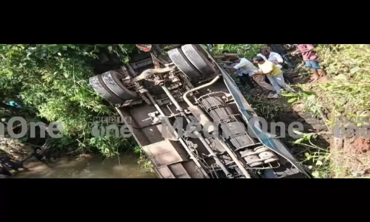 കോ​ഴിക്കോട് കെ.എസ്.ആർ.ടി.സി ബസ് പുഴയിലേക്ക് മറിഞ്ഞ് രണ്ട് മരണം; നിരവധി പേർക്ക് പരിക്ക്