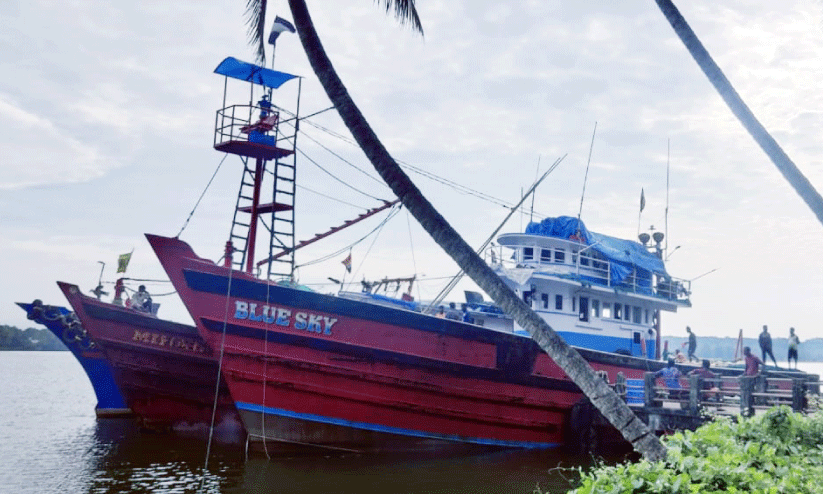 അ​ന​ധി​കൃ​ത മ​ത്സ്യ​ബ​ന്ധ​നം; ക​ർ​ണാ​ട​ക ബോ​ട്ടു​ക​ൾ പി​ടി​യി​ൽ