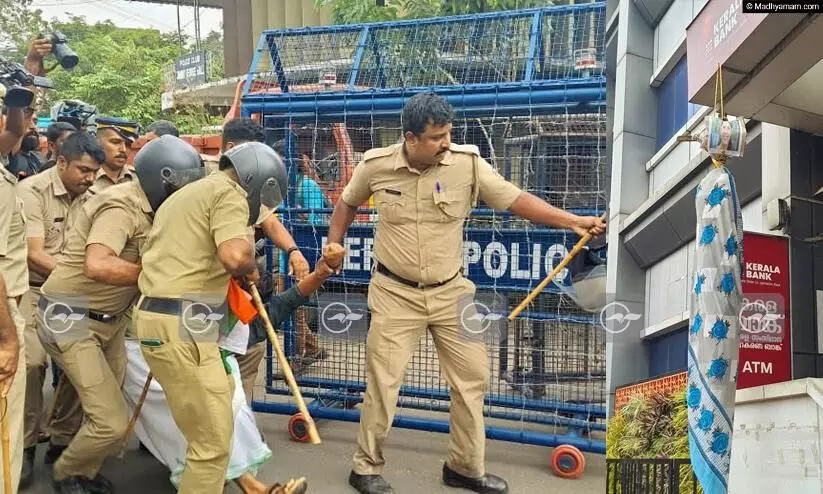 1. പി.പി. ദിവ്യയുടെ രാജി ആവശ്യപ്പെട്ട് മാർച്ച് നടത്തിയ യൂത്ത് കോൺഗ്രസ് പ്രവർത്തകരെ അറസ്റ്റ് ചെയ്തു നീക്കുന്നു 2. ദിവ്യയുടെ കോലം ഓഫീസിനു മുന്നിൽ തൂക്കിയ നിലയിൽ