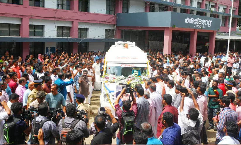 ‘വാളിനേക്കാൾ മൂർച്ചയുള്ള വാക്കുകൊണ്ട് കൊന്നുകളഞ്ഞില്ലേ’; നവീന്‍റെ അന്ത്യയാത്രയിൽ നൊമ്പരപ്പെടുത്തുന്ന കാഴ്ചകൾ