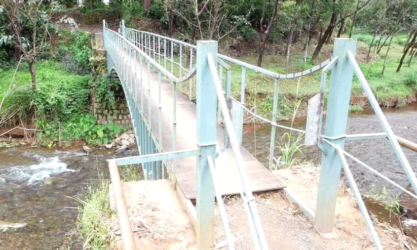 പ്ര​ള​യ​ത്തി​ൽ ത​ക​ർ​ന്ന പാ​ലം പു​ന​ർ​നി​ർ​മി​ച്ചി​ല്ല; ദു​രി​തം പേ​റി നാ​ട്ടു​കാ​ർ