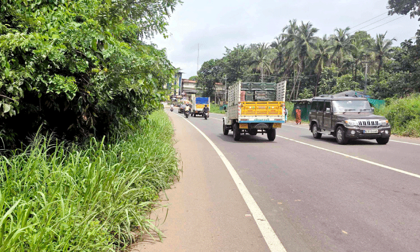 Highway road without footpath