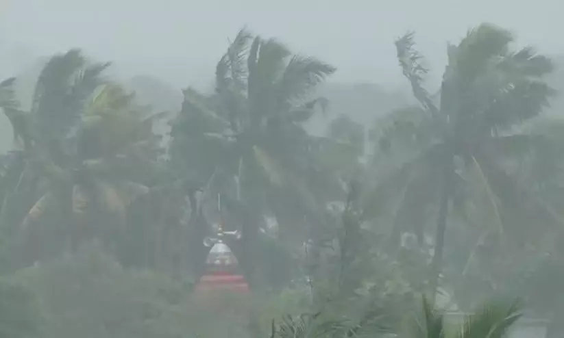 ദാന ചുഴലിക്കാറ്റ്: കനത്ത മഴയിൽ ബംഗാൾ, ഒഡിഷ സംസ്ഥാനങ്ങൾ