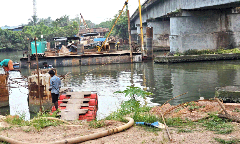 പഴയങ്ങാടി പുതിയ പാലത്തിന്റെ നിർമാണം ഇഴയുന്നു; പഞ്ചായത്ത് ഓഫിസ് കെട്ടിടം പൊളിക്കാത്തത് നിർമാണത്തിന് പ്രതിബന്ധമാകുന്നു