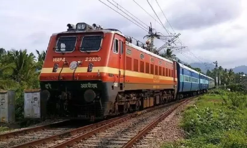 യാത്രക്കാരന്റെ കൈയിലെ പടക്കം പൊട്ടി; ഓടിക്കൊണ്ടിരുന്ന ട്രെയിനിൽ തീപിടിത്തം