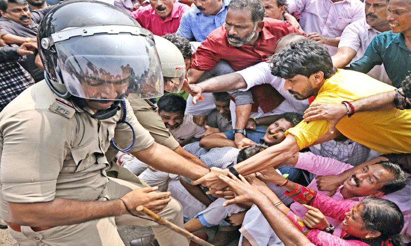 എ.​ഡി.​എ​മ്മി​ന്റെ മ​ര​ണം; പ്ര​തി​ഷേ​ധ​മൊ​ഴി​യാ​തെ ക​ണ്ണൂ​ർ