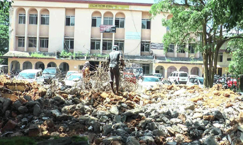 ponnani village office building demolished