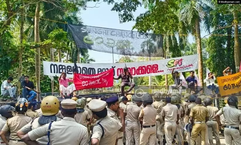 ‘ആര്‍.എസ്.എസിന്‍ വാക്കുംകേട്ട് കാവി അടിക്കാന്‍ നോക്കല്ലേ...’; കാലിക്കറ്റ് ക്യാമ്പസില്‍ ഗവര്‍ണര്‍ക്കെതിരെ എസ്.എഫ്.ഐ