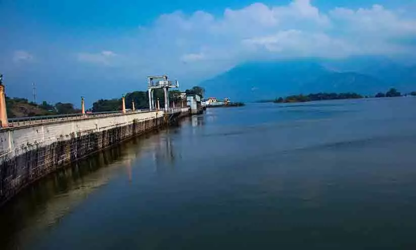 മലമ്പുഴ ഡാം  പരമാവധി ജലനിരപ്പിൽ; ഡാം ടോപ്പിൽ സഞ്ചാരികൾക്ക് നിയന്ത്രണം