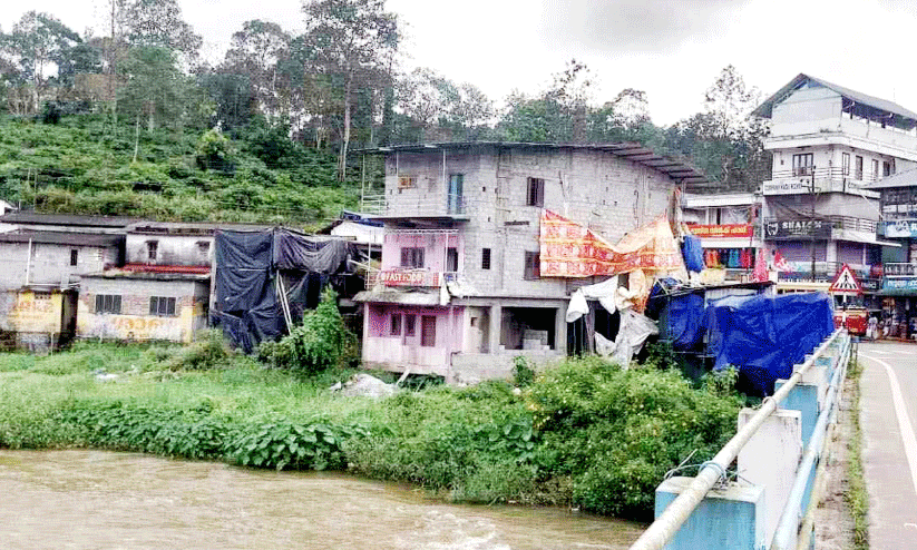 സുപ്രീംകോടതിക്കും പുല്ലുവില; പെരിയാർ തീരം കൈയേറി വൻകിട നിർമാണം