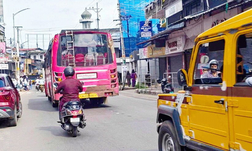 എ​ക്സി​റ്റ് സം​വി​ധാ​ന​ങ്ങ​ളി​ല്ല; സു​ര​ക്ഷ മാ​ന​ദ​ണ്ഡ​ങ്ങ​ൾ പാ​ലി​ക്കാ​തെ ബ​സ് സ​ർ​വി​സ്