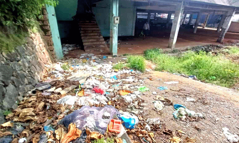 കൊട്ടാരക്കര പഴയ ചന്തയിൽ ടൺകണക്കിന്​ മാലിന്യം