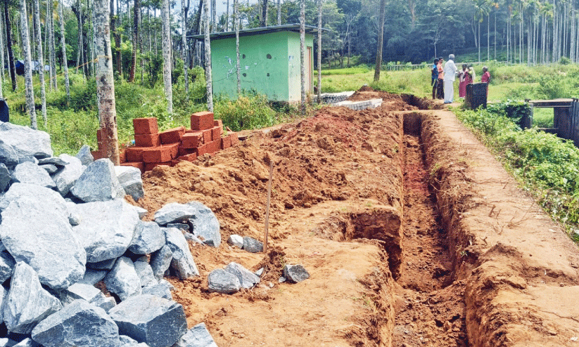 കൃ​ഷി​ക്കാ​വ​ശ്യ​മാ​യ ചെ​ക്ക്ഡാ​മു​ക​ൾ സ്വ​കാ​ര്യ വ്യ​ക്തി കൈ​യേ​റി​യ​താ​യി പ​രാ​തി