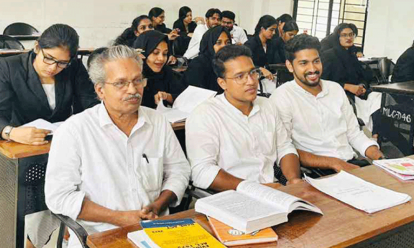 പ്രായം അക്കം മാത്രം; ശ്രീധരൻ മാസ്റ്റർ 75ാം വയസ്സിൽ അഭിഭാഷകൻ