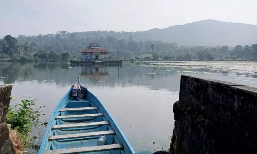 താമരപ്പൂക്കൾ നിറഞ്ഞ തടാകത്തിന് നടുവിൽ വരംഗയിലെ തടാക ക്ഷേത്രം