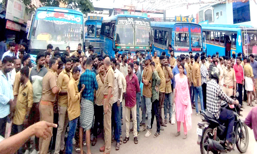 ആ​റ്റി​ങ്ങ​ലി​നെ സ്തം​ഭി​പ്പി​ച്ച് സ്വ​കാ​ര്യ ബ​സു​കാരുടെ മി​ന്ന​ൽ പ​ണി​മു​ട​ക്കും സം​ഘ​ർ​ഷ​വും