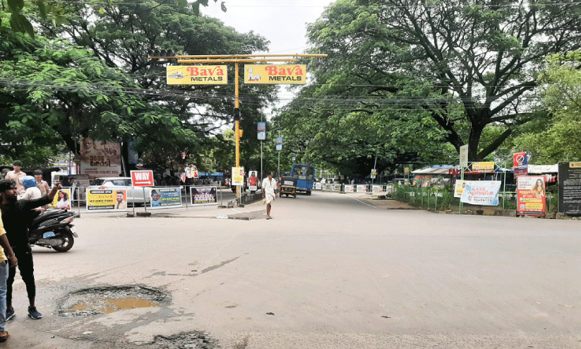 വെ​ളി​ച്ച​മി​ല്ല; സ്റ്റേ​ഡി​യം ബൈ​പാ​സ് ജ​ങ്ഷ​ൻ ഇ​രു​ട്ടി​ൽ