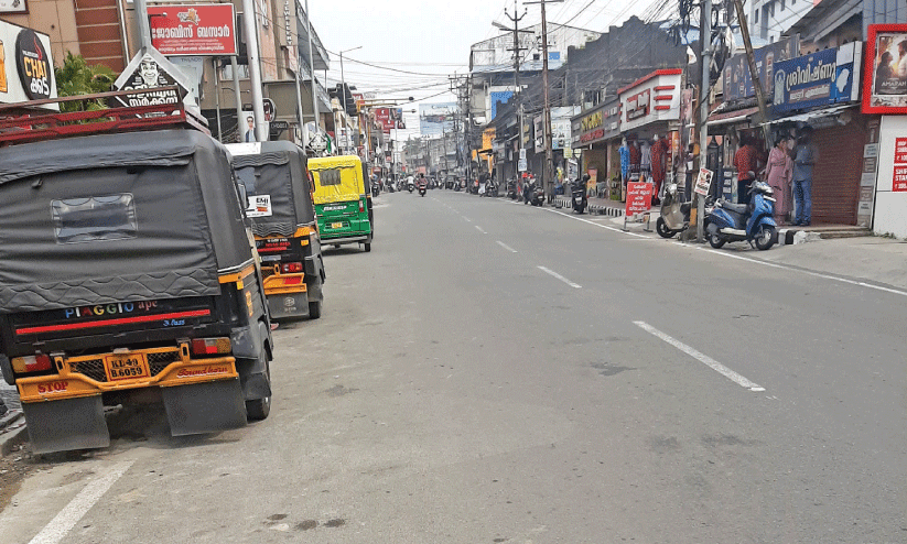 പാലക്കാട് നഗരത്തിൽ അനധികൃത പാർക്കിങ് വ്യാപകം