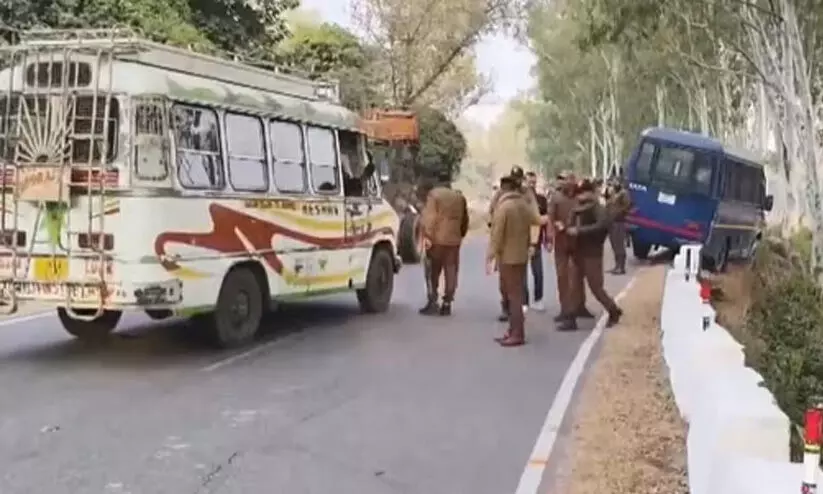 ജമ്മുകശ്മീരിൽ രണ്ട് പൊലീസുകാർ വാഹനത്തിനുള്ളിൽ മരിച്ചനിലയിൽ