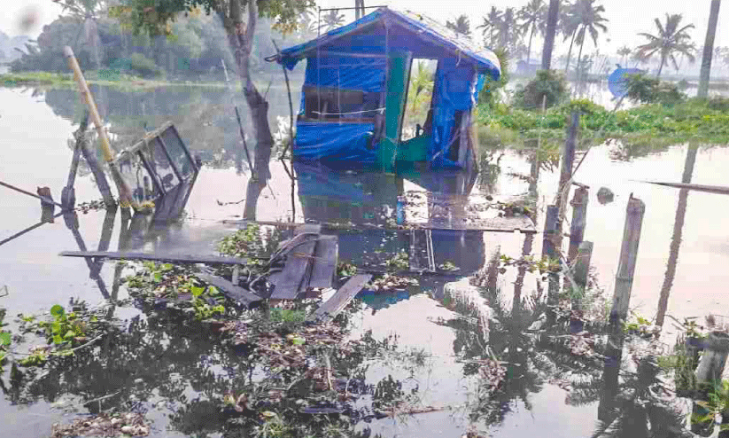 വേലിയേറ്റം ശക്തമായി; ചെമ്മീൻ കെട്ടുകൾ നാശത്തിൽ