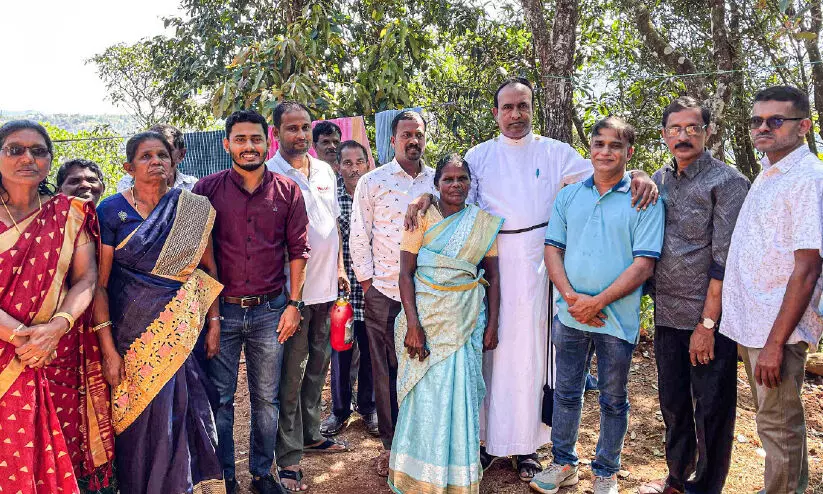 വീടിനെ തീ വിഴുങ്ങാതെ കാത്തു, ഈ അധ്യാപക സംഘം; രക്ഷകരായത് വെള്ളിമാടുകുന്ന് ജെ.ഡി.ടി ഇസ്‌ലാം സ്കൂൾ അധ്യാപകർ