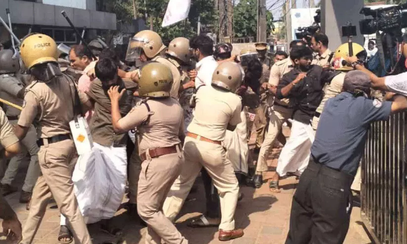 നഴ്സിങ് വിദ്യാർഥിനിയുടെ നില അതിഗുരുതരം; കാഞ്ഞങ്ങാട് സംഘർഷം തുടരുന്നു