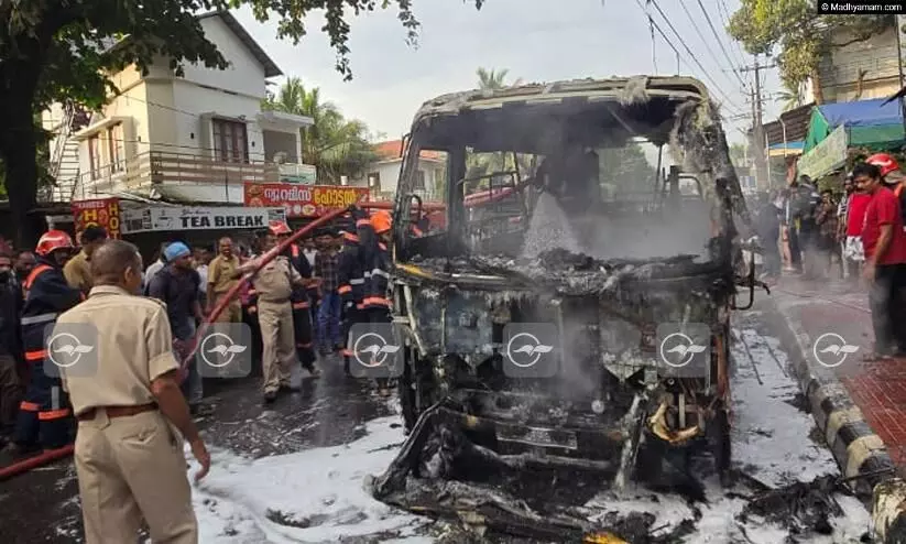 ​കൊല്ലത്ത് ഓടിക്കൊണ്ടിരുന്ന സ്കൂൾ ബസിന് തീപിടിച്ചു