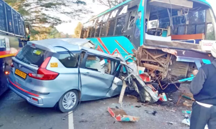 സാ​ഗ​റി​ൽ കാ​റും ബ​സും കൂ​ട്ടി​യി​ടി​ച്ച് ര​ണ്ട് മ​ര​ണം