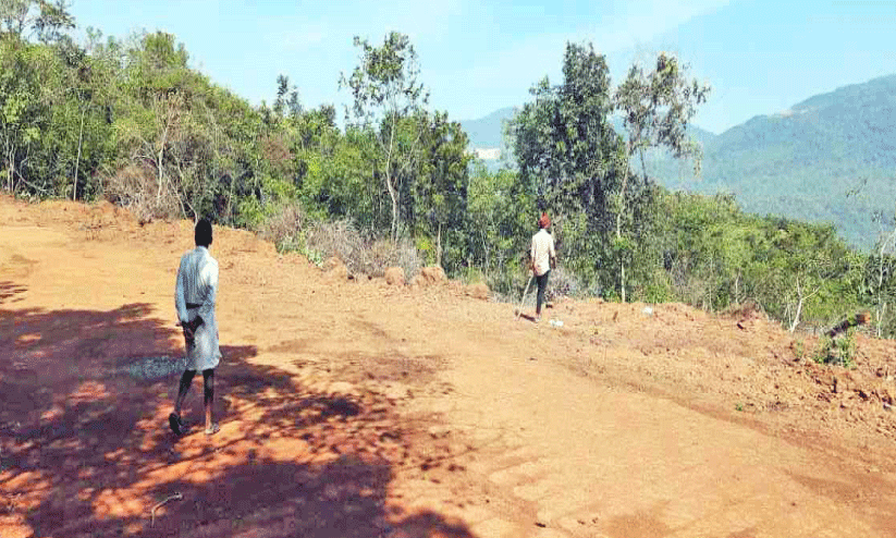 ഇ​രു​ന്നി​ലാ​ട് കു​ന്നി​ൽ ചെ​ങ്ക​ൽ ഖ​ന​നം; ജി​യോ​ള​ജി വ​കു​പ്പി​നെ​തി​രെ നാ​ട്ടു​കാ​ർ